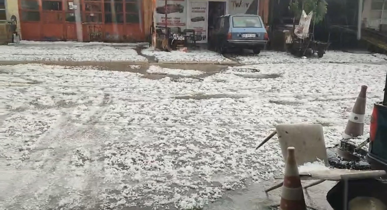 Adıyaman’da dolu yağışı hayatı olumsuz etkiledi