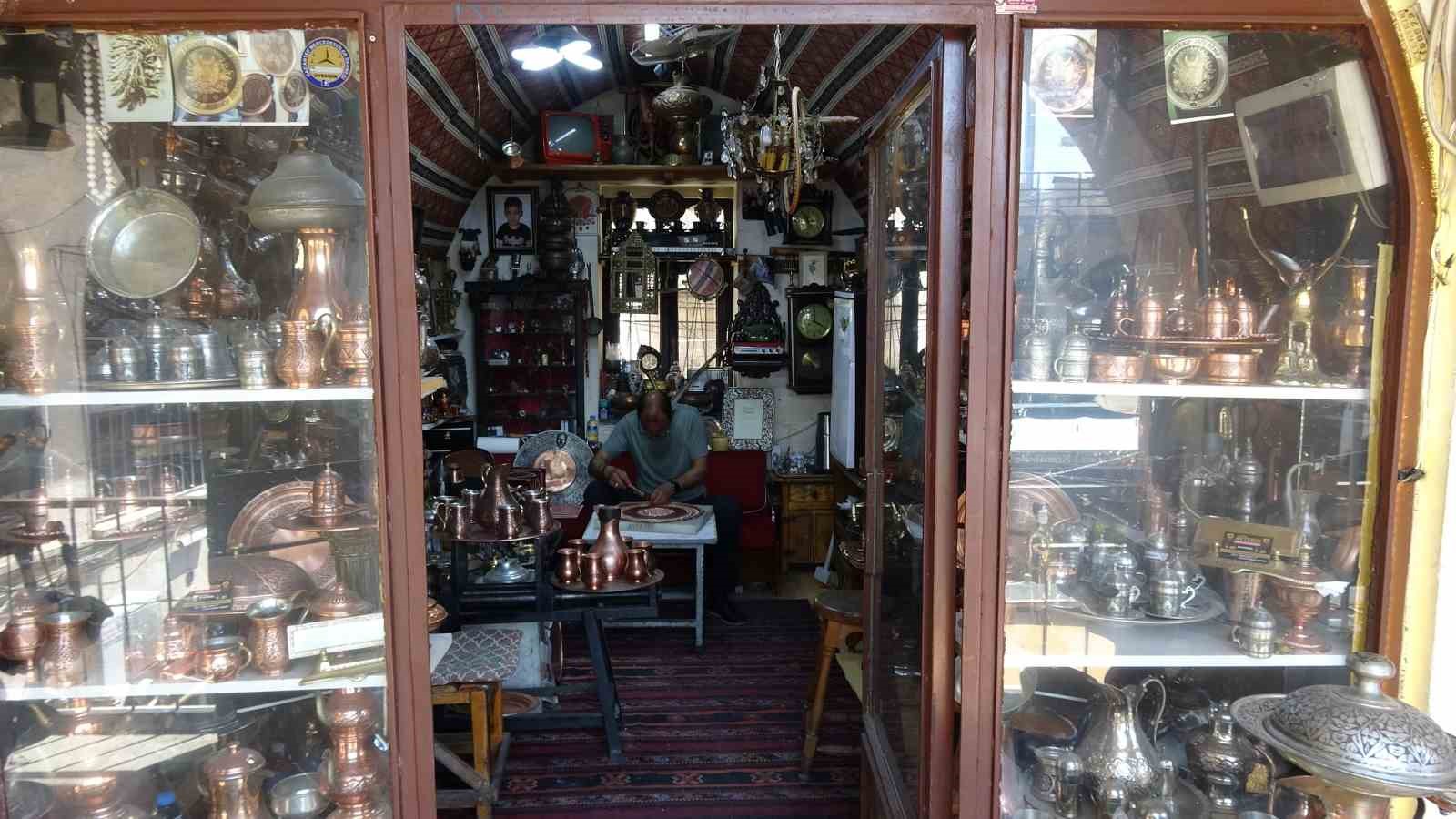 Bakır su takımı 350 bin çekiç darbesiyle hazırlanıyor