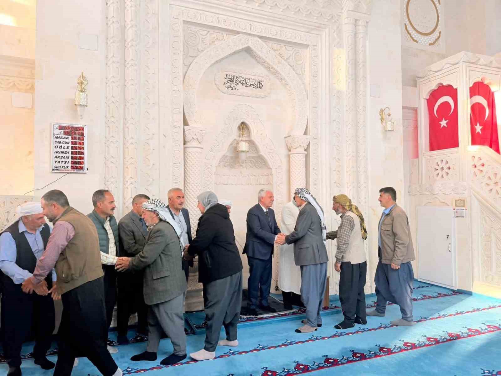Başkan Karamehmetoğlu vatandaşlarla bayramlaştı