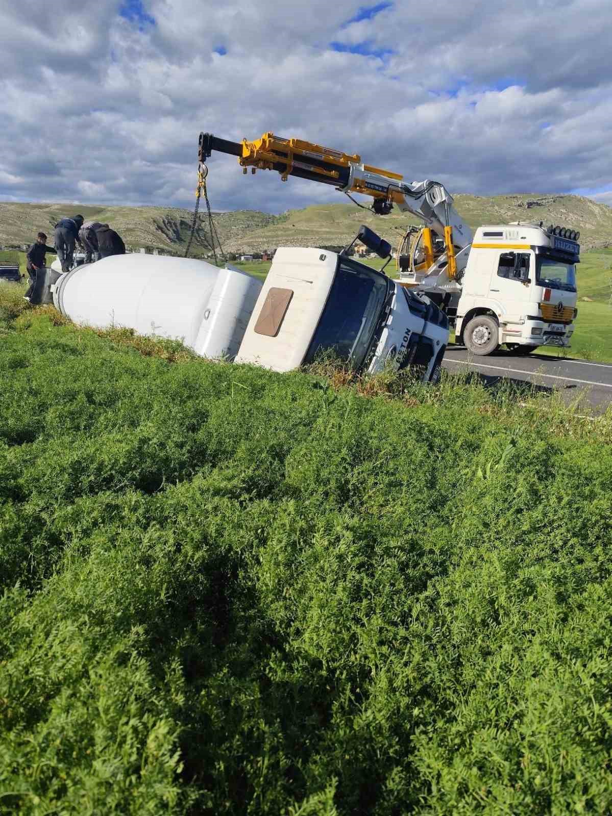 Beton mikseri devrildi: 1 yaralı
