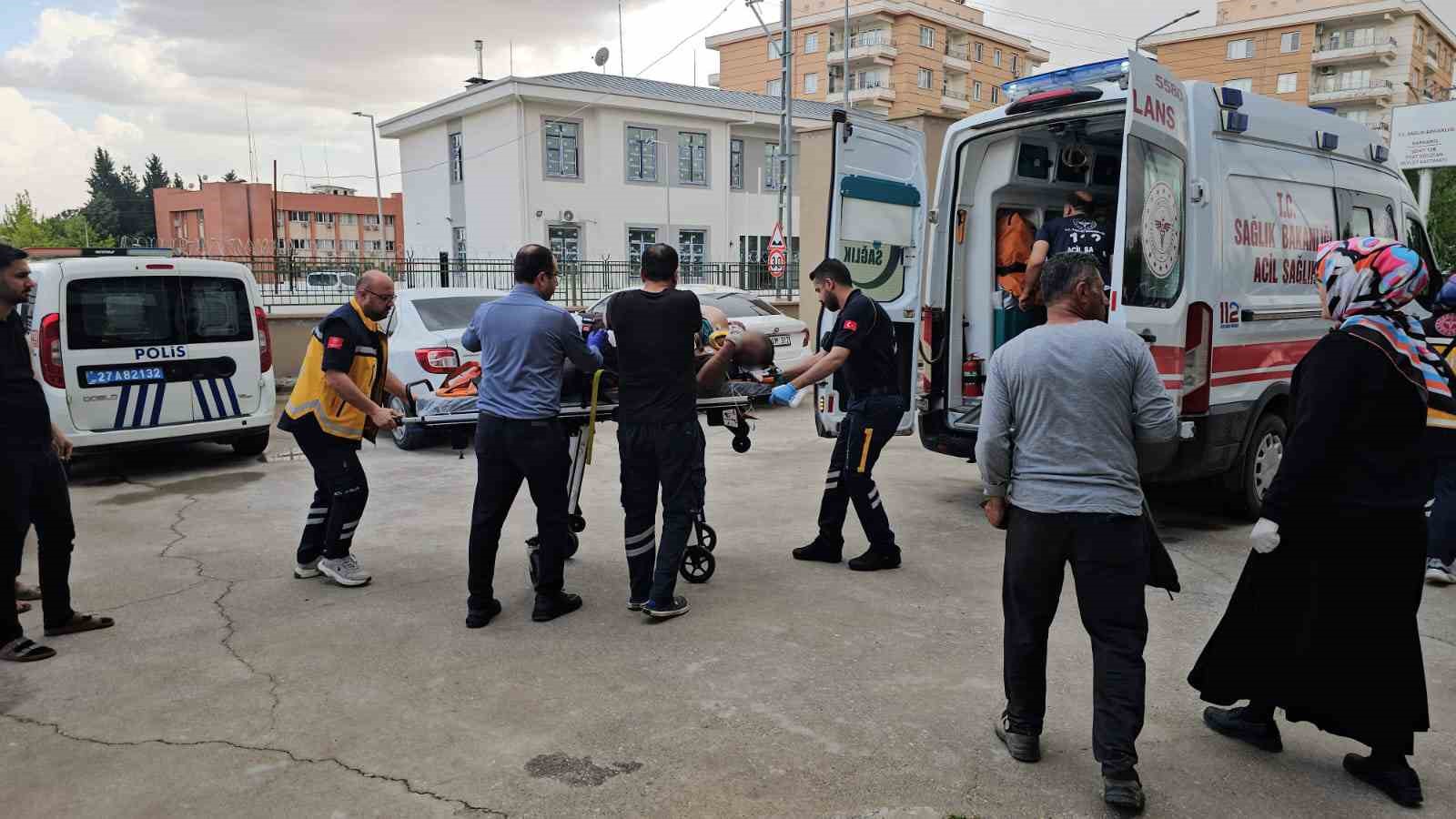 Çalışma yaparken elektrik direğinden düşen işçi yaralandı