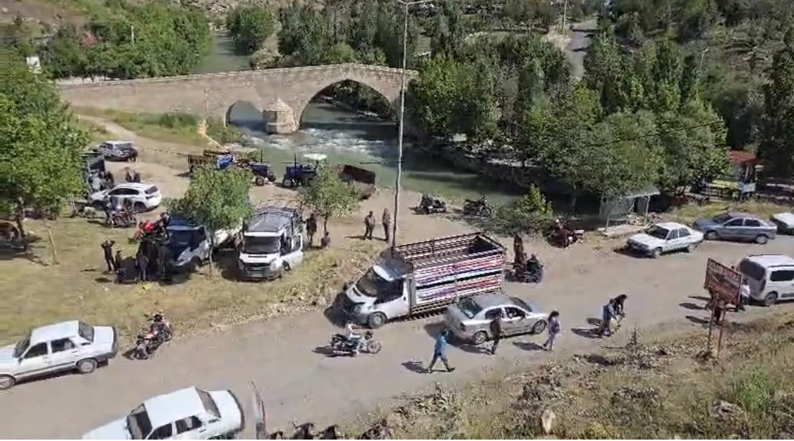 Çermik’te tarihi köprü yanında hayvan pazarı kuruldu