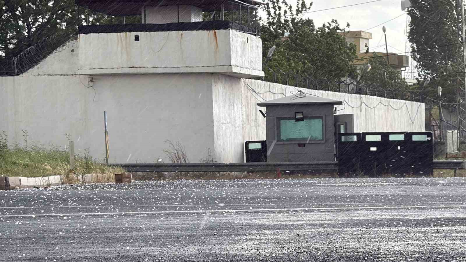 Diyarbakır’da dolu ve sağanak yağışı