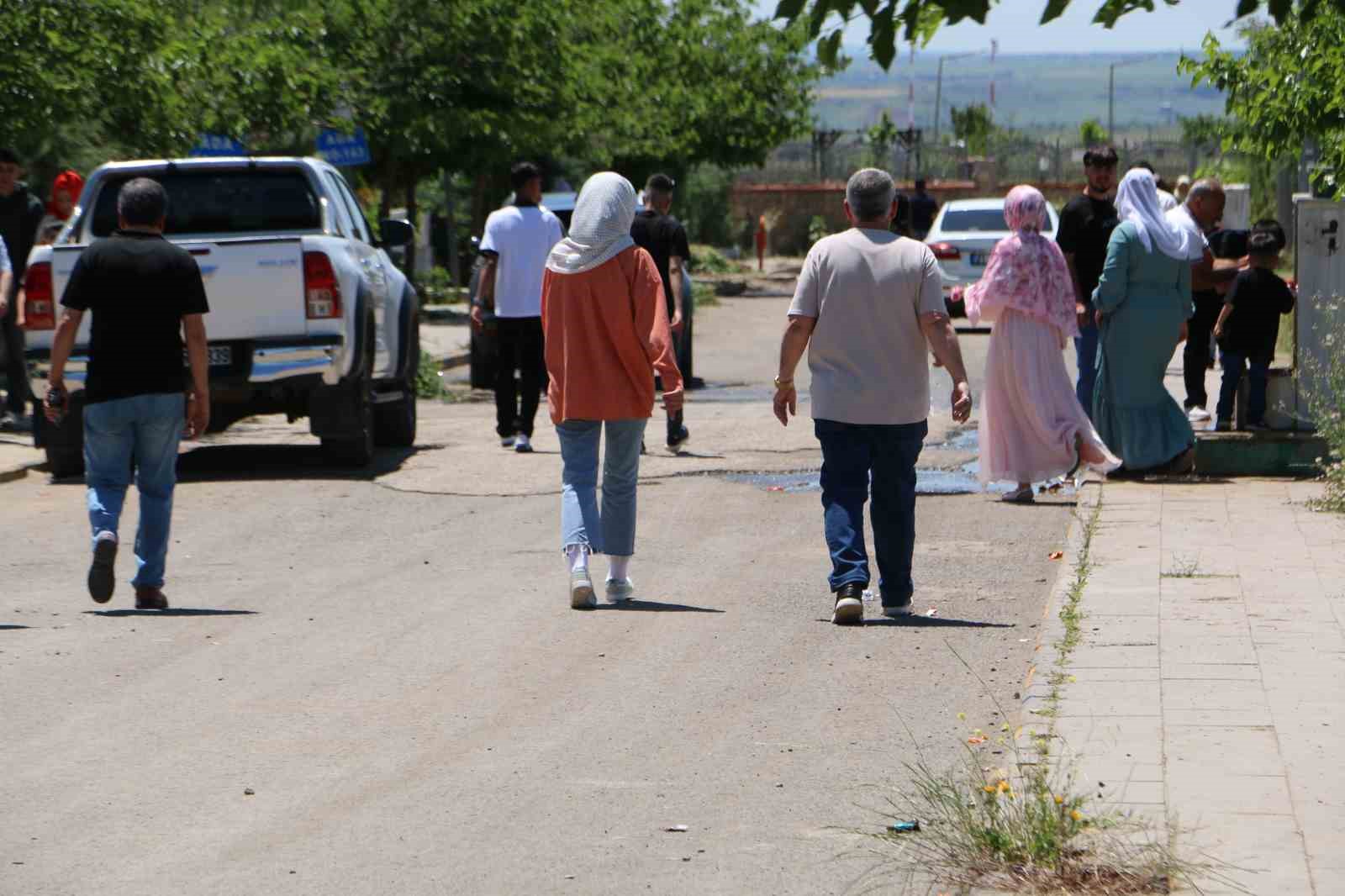Diyarbakır’da Kurban Bayramı’nın ilk gününde mezarlıklar doldu taştı