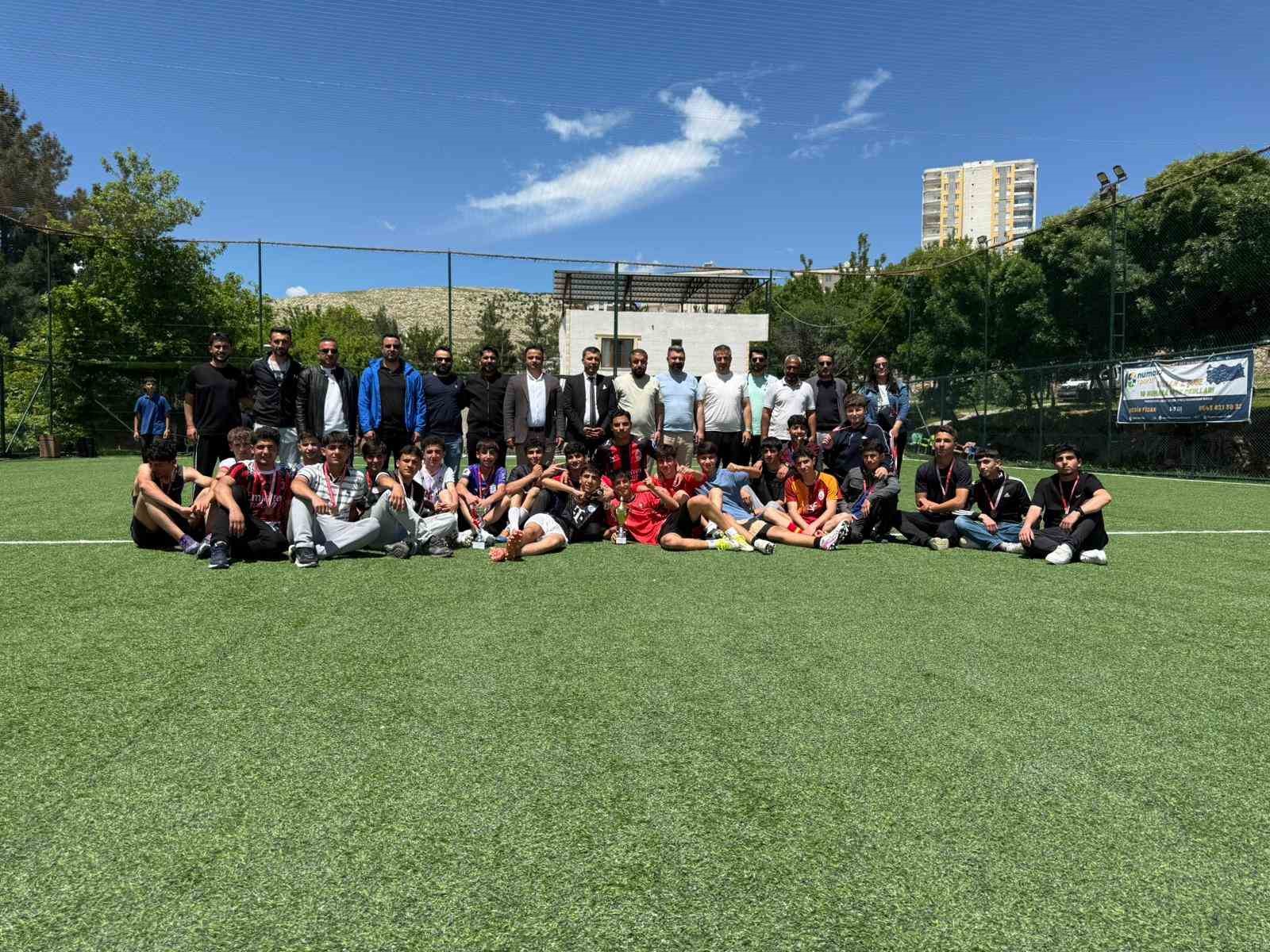 Diyarbakır’da "Maarifin Kalbinde Marifetli Gençlik" temasıyla futbol turnuvası düzenlendi