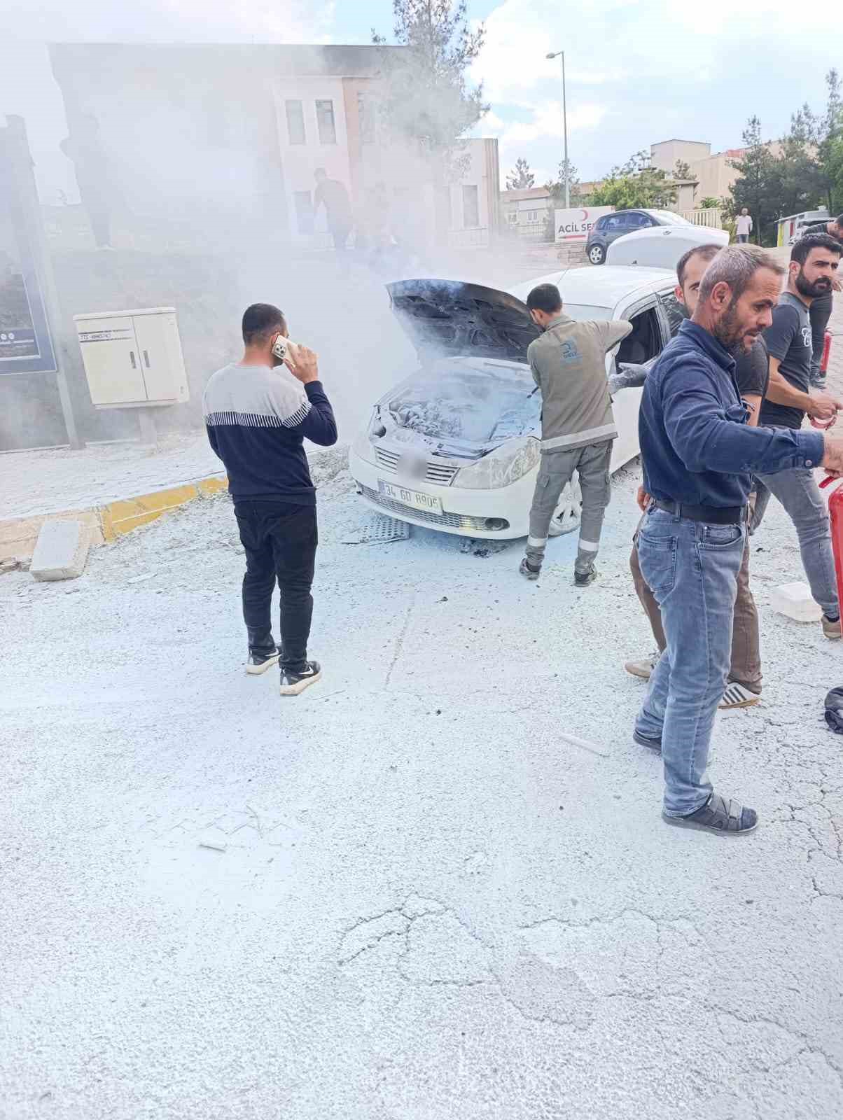 Diyarbakır’da seyir halindeki araç alevlere teslim oldu
