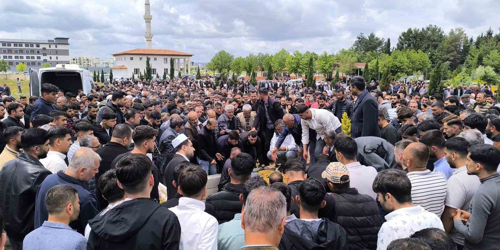 Elektrik akımına kapılarak hayatını kaybeden muhtar defnedildi