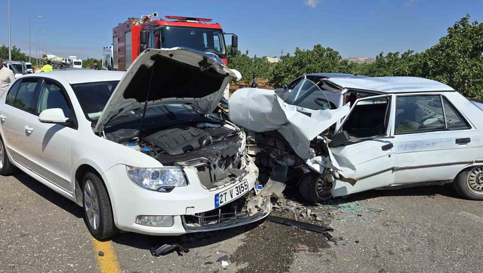 Gaziantep’te otomobiller kafa kafaya çarpıştı: Sürücüler yaralandı