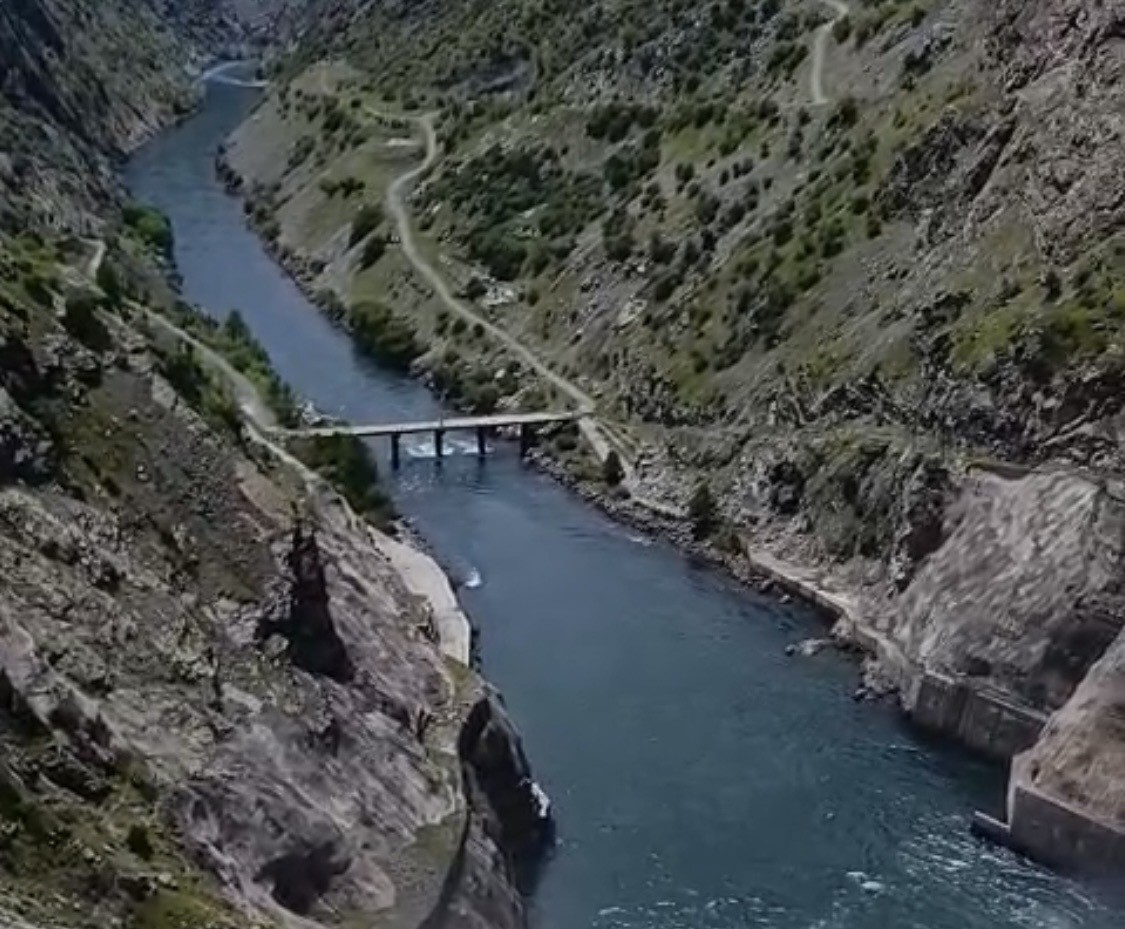 Karakaya Barajında su tahliyesi nedeni ile köprü trafiğe kapatıldı