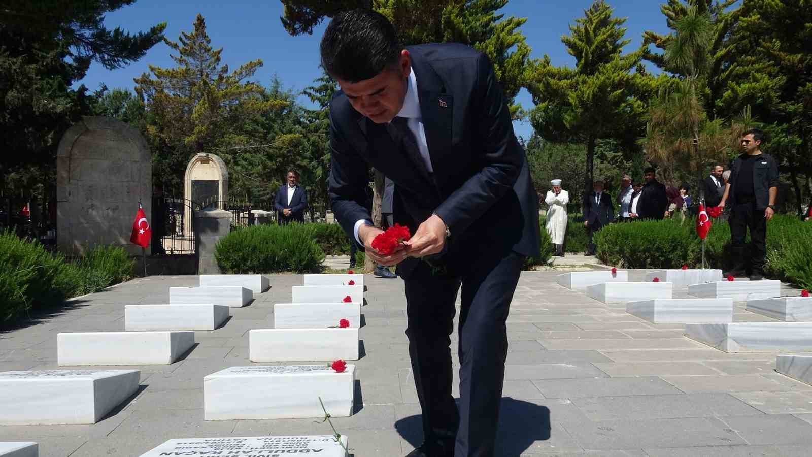 Kilis Valisi Kalaylı bayram arefesinde şehitleri unutmadı