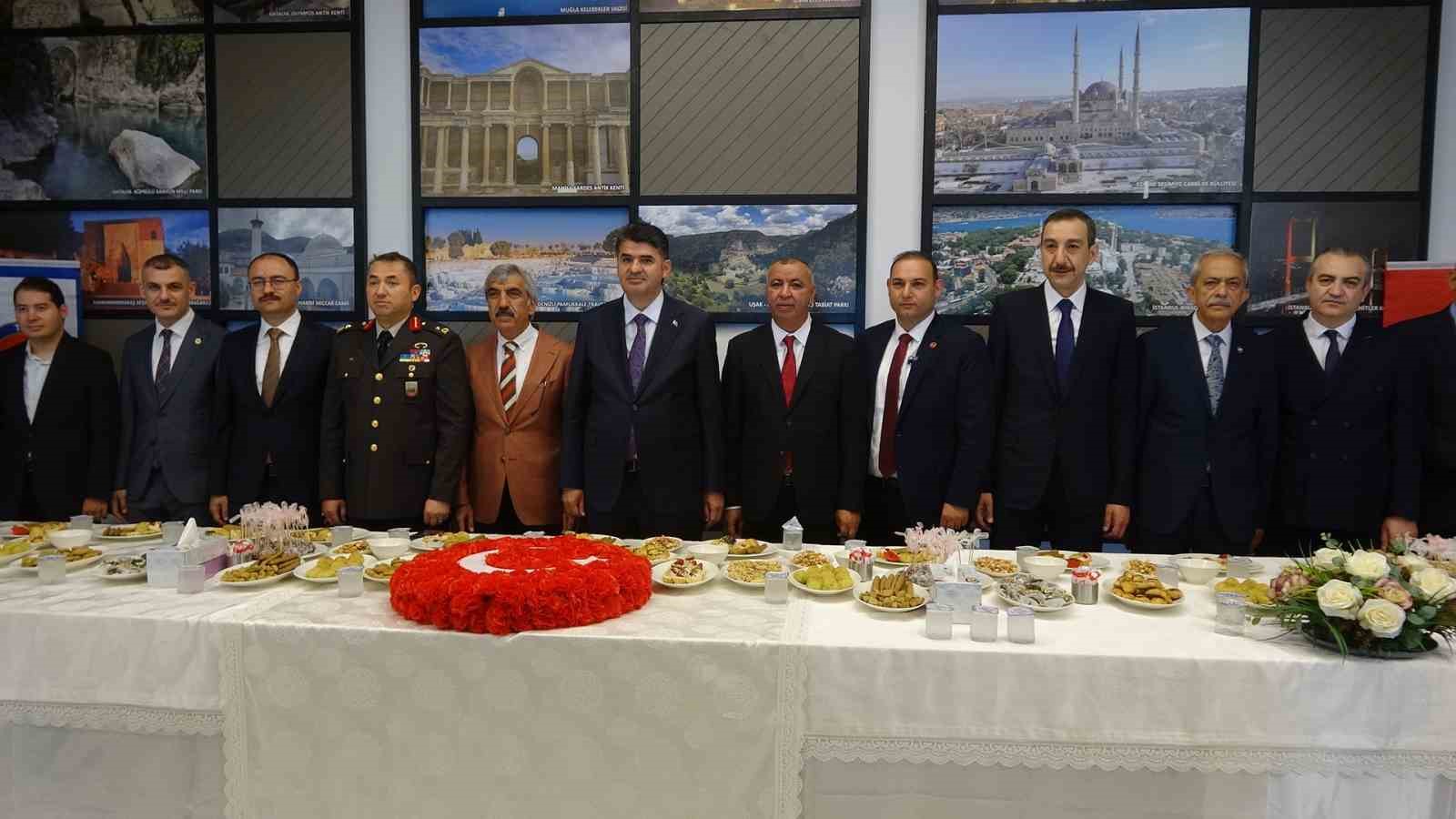 Kilis’te bayramlaşma töreni Millet Bahçesi’nde gerçekleştirildi
