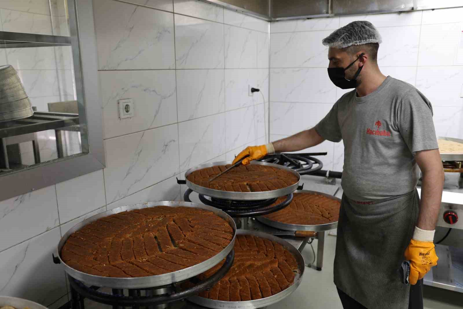 Kurban Bayramı için tescilli tatlıların üretimi gece gündüz devam ediyor