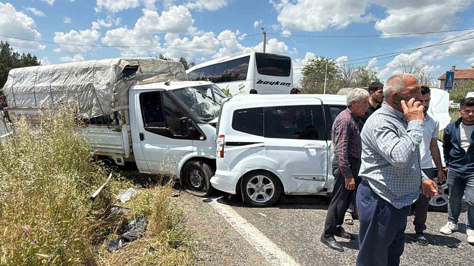 Kurbanlıkları taşıyan kamyonetle hafif ticari araç çarpıştı: 1’i ağır 4 yaralı