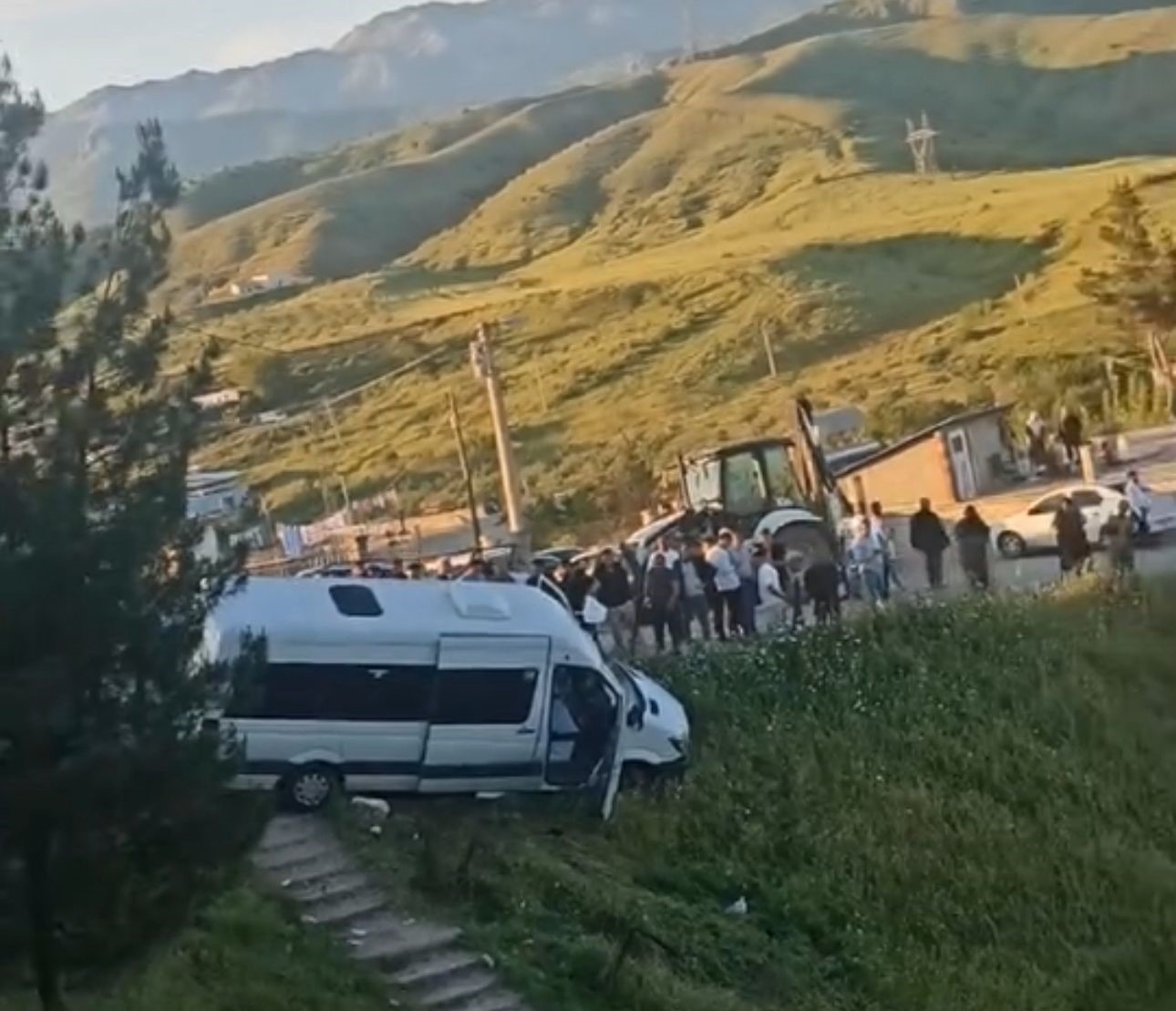 Mezarlık ziyareti dönüşü faciadan dönüldü: Freni patlayan minibüs şarampole yuvarlanmaktan son anda kurtuldu