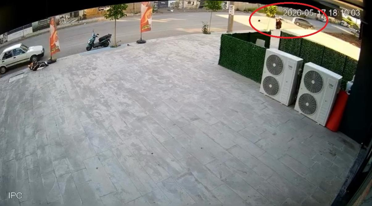 Otomobil ile motosikletin çarpıştığı kaza kamerada