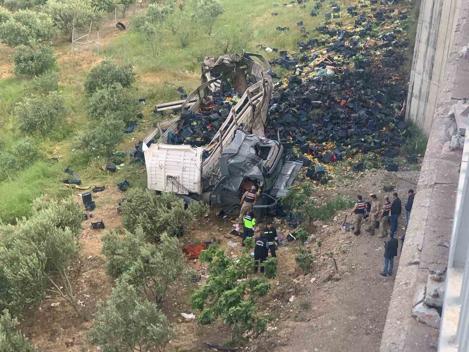Otomobile çarpan sebze yüklü tır viyadükten aşağı uçtu: 3 ölü, 3 yaralı
