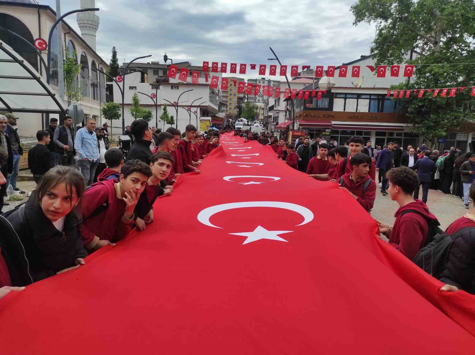 Sason’da 100 metrelik bayrakla "Gençlik Yürüyüşü" düzenlendi