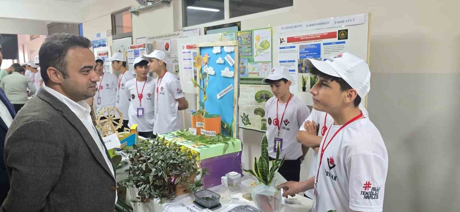 Silvan’da TÜBİTAK 4006 Bilim Fuarı rüzgarı