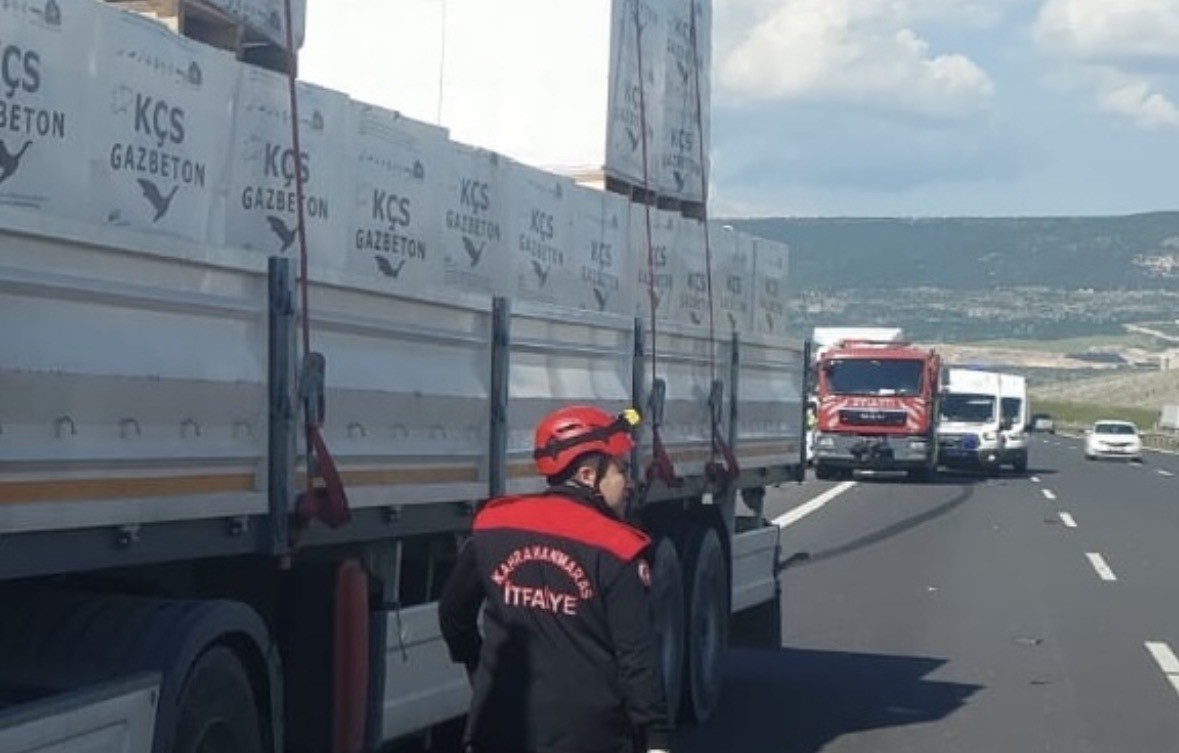 TAG Otoyolu’nda bozulan tıra yardım için duranlara başka tır çarptı: 1 ölü, 2 yaralı