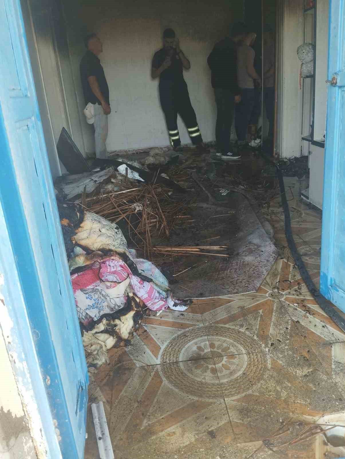 Yanan ev kullanılamaz hale geldi